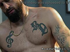 Татуиран мускулест гей анално чука новак във всички дупки силно.