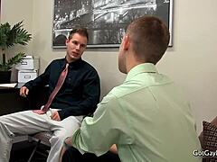 Dylan Chambers je všechno o cucání a jebání těch gay chlapů v práci