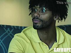 Carter Woods a Tony Genius vědí, co je třeba udělat. Ohnutý twink bere hardcore velký pták do těsného zadku.