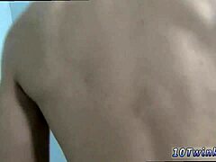 Gratis unge gay arabiske twinks i bareback porn. Første gang action utspiller seg!