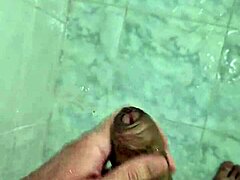 Пробовал дрочить в душе как этот сексуальный латинос-сосед?