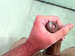 गे क्यूट ब्राजीलियन ट्विंक सोलो नहाने में मल निकालता है