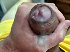 Hey, Bu Brezilyalı Twinks'in Damlayan Sikini Boşalmasını Görmeye Bak!