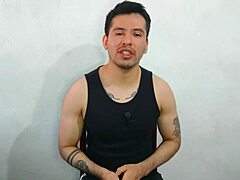 21letý twink cucá tlustý obrovský čurák strýce kamarádky a sní sperma