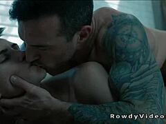 Futut anal intens cu tată tatuat și tânăr la casa de plajă