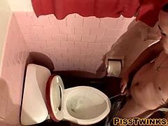 Bongattu twinkejä pissaa vessa, sitten soolo-runkkaus kuumenee