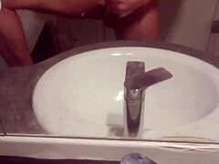 En ung 18+ kille runkar bara hemma