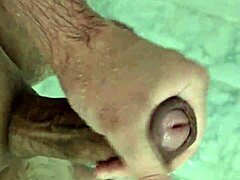 Drkanje tako dobro v vroči prhi.