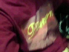 Moja roztomilá latinská priateľka sa ohýna pre mňa, berie to všetko ako profesionálka