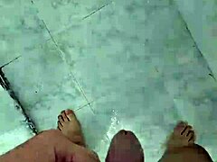 嘿，刚在浴室尿尿和我的可爱邻居！