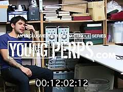 小偷被保安抓到，命令弯腰趴桌。深腔搜查变成狂野口交和屁股猛干。