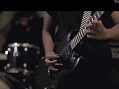 丑男追不到辣妹，打架后操对方