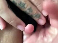 Moj rođak mi je natopio ruku lubrikantom dok sam je ševio