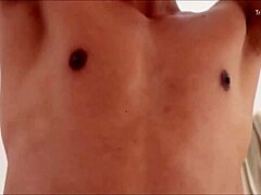 Esploro legami familiari con mio patrigno in Taroshohon Ep1. Un viaggio asiatico unico si svela con connessioni profonde.