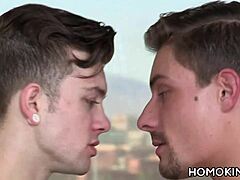 Aku suka tengok lelaki gay berotot kongkek dalam pose yoga liar