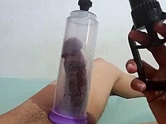 강하게 자지 빨아대며 강렬한 펌프 액션