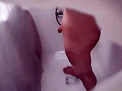 Vau! Skrivena kamera hvata cimera kako jebe plastičnom šoljom!