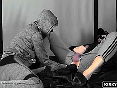 Pasangan Kinky Handjob Seksual Picu Cumshot Amatur Liar