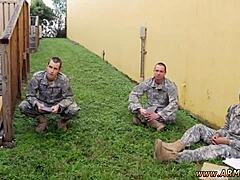 同性男孩性爱，裸体户外口交在邮寄日