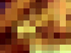 Sesi pegging strapon keras untuk dominasi dan penghinaan.