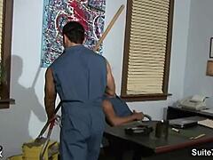 Ofiste gay temizlikçiler hardcore sikiyor ne dağınıklık!