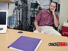 व्हाइट बेयर को कास्टिंग में ह्यूज ब्लैक लंड ने धक्का दिया