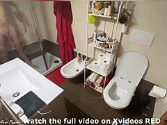 Podglądanie 18+ chłopaka pod prysznicem jak wali konia sam