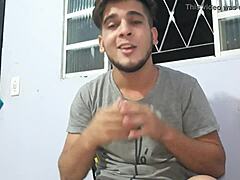 फ्लाकेल्स का बोल्ड मूव गे पॉर्न सोलो एक्शन में