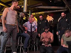 Polis Serbu Bar untuk Mula Orgy Hunk Liar