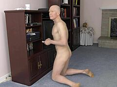 Man, ik ben een geile nudist die naakt schoonmaakt, oeps!