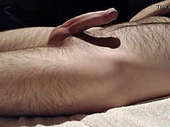 Počutim se raztrganega ob gledanju tega srbskega hetera v gejevski akciji.