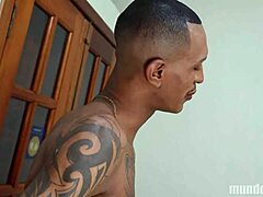 Dua Pekerja Berjumpa di Bilik Tukar Baju Selepas Hari Panjang