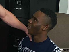 Genç 18+ adamı iki yaşlı siyah adamla tatil üçlüsünde gördüm, vahşi şeyler!