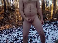 Amator fără păr își arată pula pentru ejaculare pe plajă în aer liber