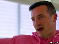 Podcaster olizuje a drbnúť mladého 18+ fanúšika až do konca