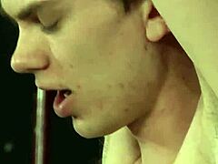 Ich habe einen dünnen Homosexuellen gefesselt gesehen, der von einem Maledom abgesaugt wurde!