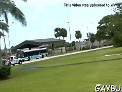 Homoseksuele porn upload met enorme pik in POV actie