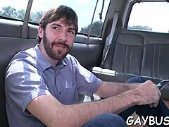 Chicos homo calientes provocan en concurso de pollas duro