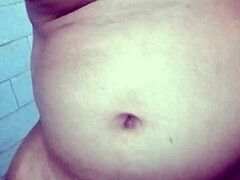 Индийский боттом купается в своем золотом дожде с извращенным твистом