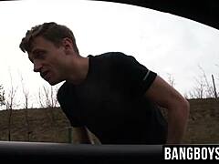 Mladý homo nalákán penězi na venkovní prcání do prdele