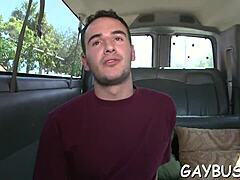 Pompino soddisfacente con stallone gay!