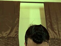 Euro jock spuit zaad over twink's strakke kontgat in bareback close-up amateur actie. Zuigen en spuiten was nog nooit zo rauw!