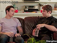 Hej, podívej se, jak ten skrytý chlap šuká svou kuchařku v kuchyni raw!