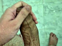 यंग ट्विंक शावर में स्ट्रोक्स करता है जब तक एक्सप्लोड नहीं हो जाता - वाना वॉच?