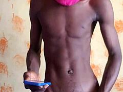 Mandigov veľký mastný vták pripravený na vpaľovanie do každej tesnej diery