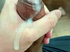 Junger brasilianischer Hengst wichst und kommt in heißem Solo