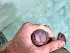 السمين يقذف في الحمام مع الشهوة المتراكمة