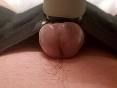 按摩变成湿润口交伴随着流动精液