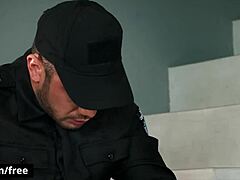 Bocah Twink Mancing Polisi untuk Ngebor Lubang Ketatnya