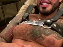 Člověče, po párty Viktor Rom, gay pornohvězda, stále dominuje s 3650 dny ve hře! 🥳